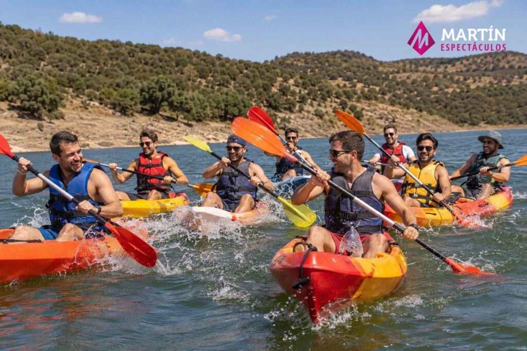 Grupo de chicos navegando en kayak en un pantano de la provincia de Córdoba uno de los días en los que están celebrando su despedida de soltero